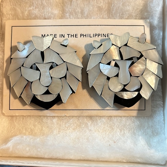 Mother of pearl handmade lion head earring each one unique every piece different - Picture 7 of 7